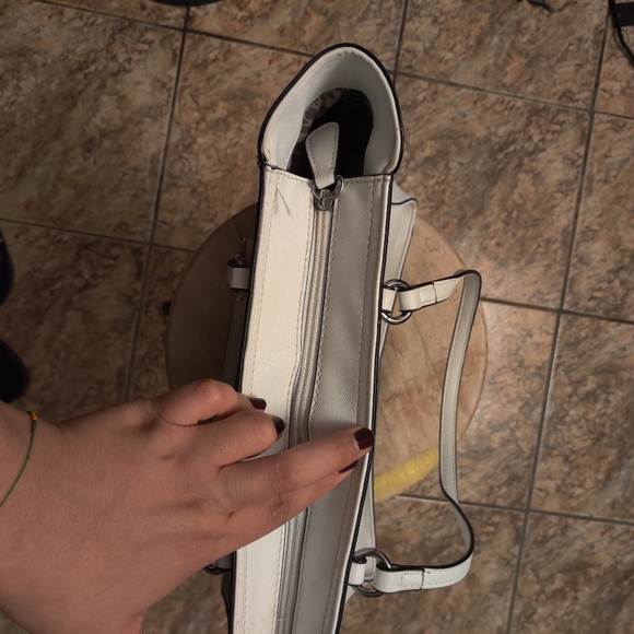 Guess Tote with zipper & 4 internal pockets. - Picture 6 of 9